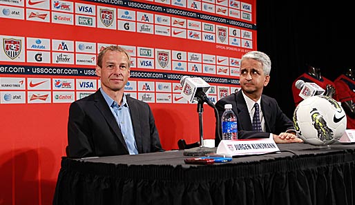Jürgen Klinsmann (l.) bei seiner Vorstellung als Nationaltrainer der USA