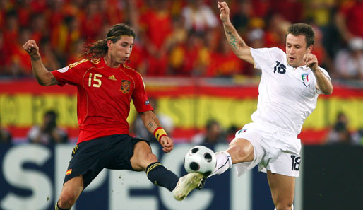 2008 setzte sich Spanien mit Sergio Ramos (l.) im EM-Viertelfinale gegen Italien durch