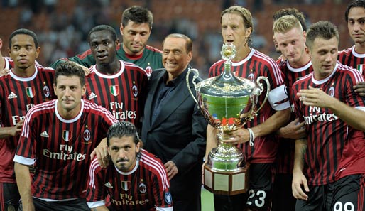 Silvio Berlusconi (M.) drängt zurück ins Präsidentenamt des AC Milan