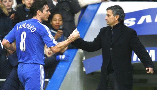 Jose Mourinho (r.) würde Frank Lampard offenbar gerne nach Madrid lotsen