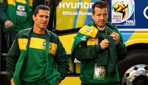 Jorginho (l.) arbeitete bei der WM 2010 als Assistent von Nationaltrainer Carlos Dunga (r.)