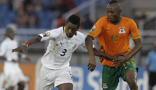 Ghanas Asamoah Gyan (l.) verschoss in der siebten Minute einen Elfmeter