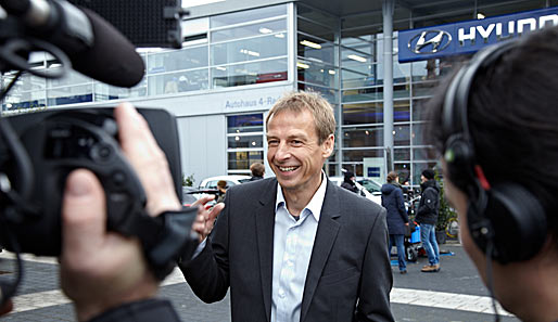 Jürgen Klinsmann bei seinem Besuch in der Hyundai-Niederlassung Düsseldorf