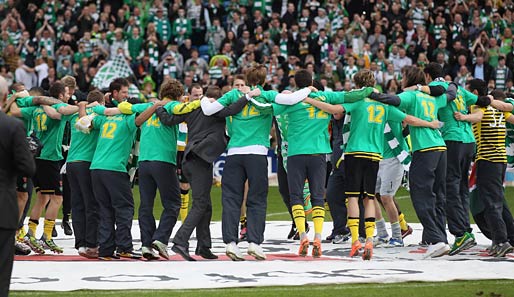 Die Spieler von Celtic Glasgow feiern die 43. Meisterschaft der Klubgeschichte