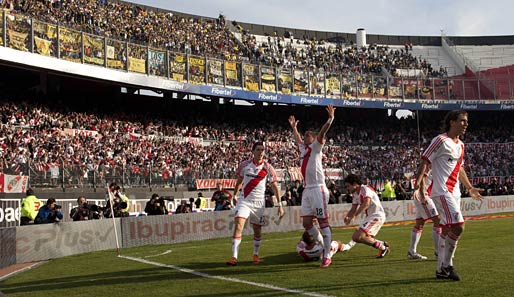 Die Spieler von River Plate feiern den direkten Wiederaufstieg in die erste argentinische Liga