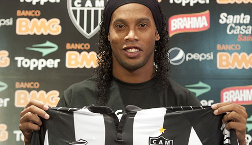 Ronaldinho präsentiert das Trikot seines neuen Vereins Atletico Mineiro