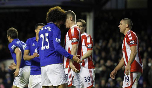 Der bestgetarnte Kopfstoß ever: Evertons Marouane Fellaini (l.) gegen Ryan Shawcross