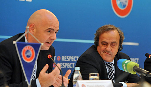 UEFA-Generalsekretär Gianni Infantino (l.) sieht den Besitz der Profis in Gefahr