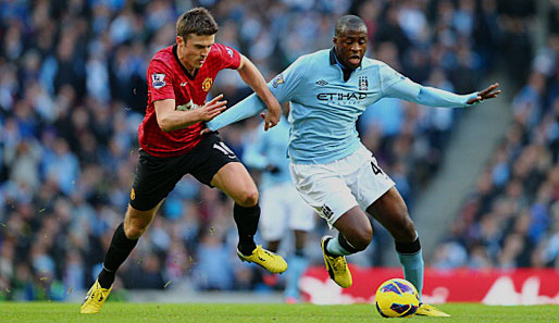 Manchester-Derby: Citizen Yaya Toure (r.) im Duell mit Uniteds Michael Carrick