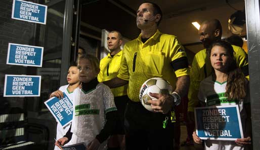 Mit dem Motto "Zoonder Respect geen Voetbal" hat der niederländische Fußball bereits ein Zeichen gesetzt