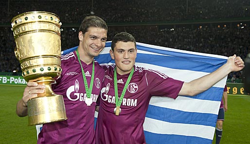Angelos Charisteas (l.) gewann mit Schalke 04 den DFB-Pokal