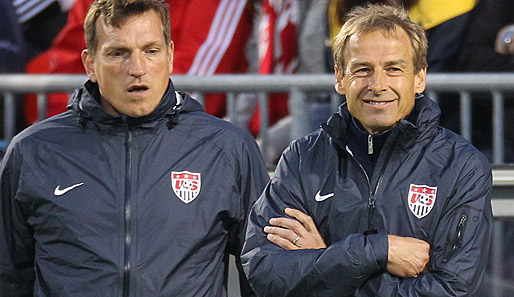 Jürgen Klinsmann (r.) und Co Andreas Herzog (l.), haben fünf Bundesligaspieler in Kader beordert