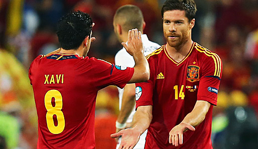 Spielmacher Xavi (l.) und Xabi Alonso (r.) fehlen Spanien im Testspiel gegen Uruguay