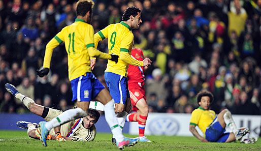 Nach Vorlage von Marcelo musste Fred (M.) nur noch einschieben und rettete so das Unentschieden