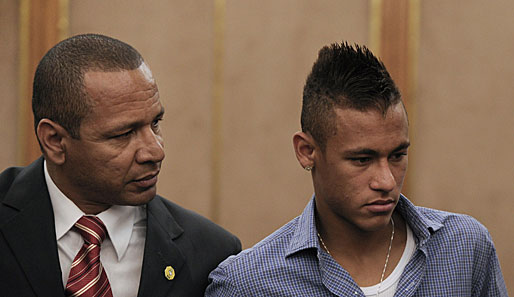 Neymars Vater (l.) geht fest davon aus, dass sein Sprössling nach der WM nach Europa wechselt