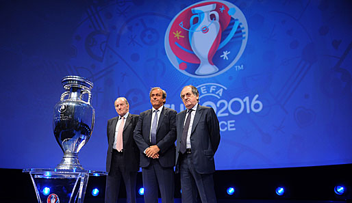 Platinin und Co. präsentierten den Pokal und das Logo im Hintergrund für die EM 2016 in Frankreich