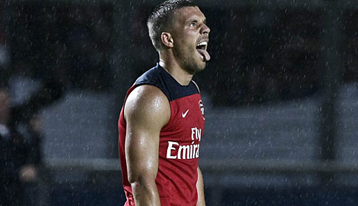 Zunge raus: Lukas Podolski traf in Indonesien beim Arsenal-Testspiel