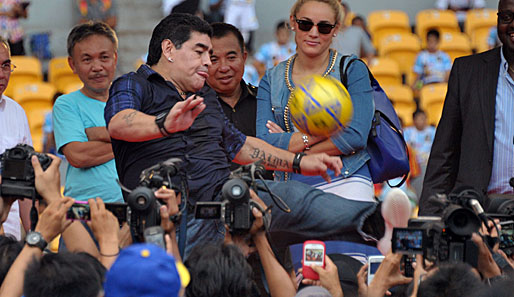 Er kann es noch: Diego Maradona beim Kicken. Doch kann er Riestra "mental" coachen?