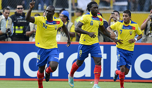 Ecuadors Segundo Castillo (l.) bejubelt seinen Treffer im Heimspiel gegen Argentinien