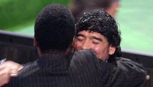 Pele und Diego Maradona verstehen sich nicht immer so gut wie hier