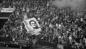 Trauer auf portugieisch: Mit Banner und Pyrotechnik feiern die Fans ihren Helden Eusebio