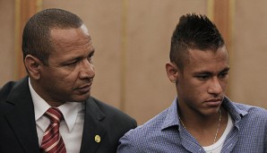 Neymar (r.) wird von seinem Vater vertreten