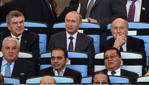 Die FIFA in Person von Sepp Blatter (r.) könnte Ärger vom IOC drohen