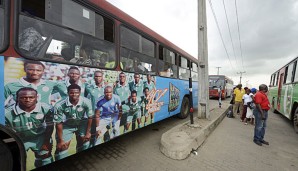 Auf diesem Bus ist die nigerianische Nationalmannschaft abgebildet