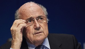 Sepp Blatter gerät mit der FIFA immer stärker unter Druck. Die WM-Vergaben nach Katar ist ein Grund
