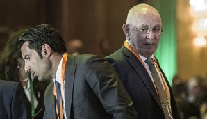 Luis Figo und Michael van Praag können die Wiederwahl Blatters kaum fassen