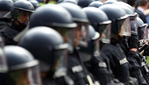 Die Polizei in Holland wurde von deutschen Hooligans angegriffen