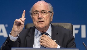 Joseph Blatter ist trotz Rücktrittsankündigung und anhaltender Ermittlungen Präsident der FIFA