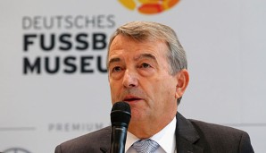 DFB-Boss Wolfgang Niersbach muss einen kniffligen Balanceakt zwischen FIFA und DFB meistern