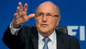 Sepp Blatter will die Weltfußballer-Trophäe überreichen