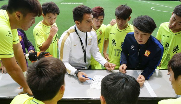 Marco Pezzaiuoli trainert unter anderem die U19, U18 und U17 von Guangzhou Evergrande