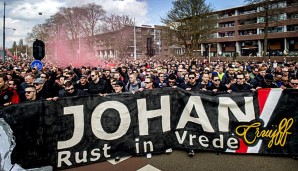 Das Spruchband mit dem Text: "Johan, ruhe in Frieden" trugen die Fans zur AmsterdamArena