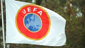 Eine Fahne der UEFA vor dem Hauptquartier