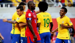 Liverpools Philippe Coutinho (2.v.l.) durfte gegen Haiti gleich dreifach jubeln