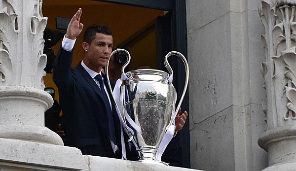 Cristiano Ronaldo posiert stolz mit dem CL-Pokal