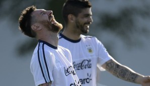 Lionel Messi sitzt beim Pinkeln