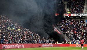 Beim SPiel von Ajax Amsterdam und PSV Einhoven wurde eine Rauchbombe gezündet