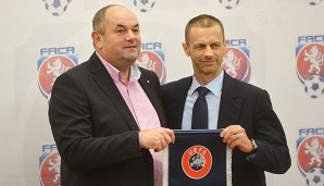 Miroslav Pelta (l.) traf sich nur vor kurzem mit UEFA-Präsident Ceferin