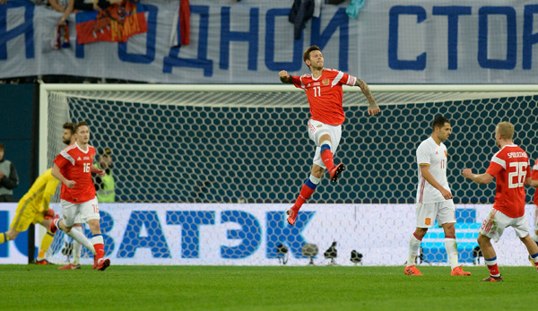 Fedor Smolov feiert einen Treffer gegen Spanien