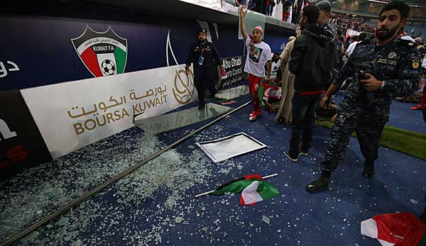 Die Absperrung im Jaber al-Ahmad Stadion ging zubruch