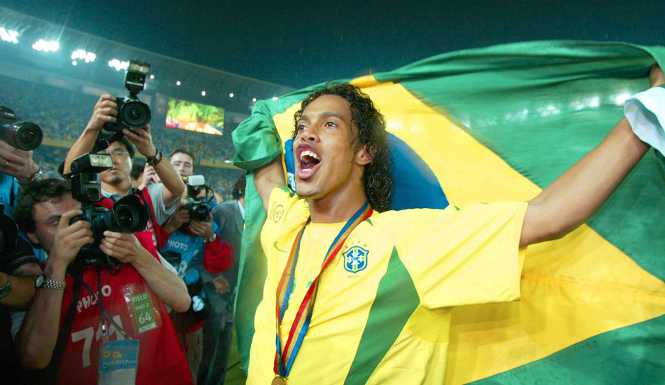 Weltmeister, zweifacher Weltfußballer, Champions-League-Sieger, spanischer und italienischer Meister: Mit Ronaldinho verabschiedet sich einer der größten Ballkünstler der Geschichte. Die Fußballwelt verneigt sich voller Ehrfurcht.