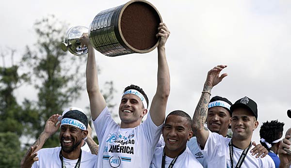 Die Spieler von Brazil halten die Trophae des Libertadores Cups in die Höhe