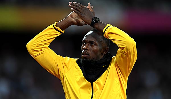 Usain Bolt applaudiert den Zuschauern nach einem Sprint.