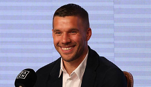 Lukas Podolski bei einer Pressekonferenz in Japan.