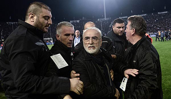 PAOK Saloniki-Präsident Ivan Savvidis wird auf dem Feld von Polizisten festgehalten