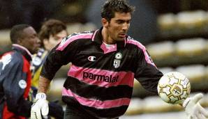 Zu seinen Zeiten beim AC Parma griff Buffon auch gerne mal zu etwas farbenfroheren Trikots.